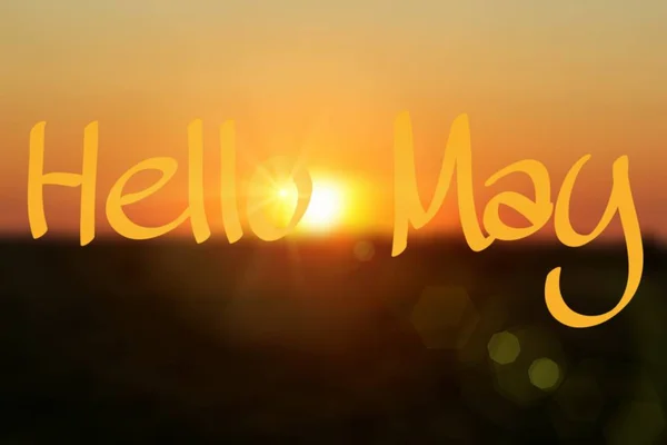 Baner Hello May. Powitanie nowego miesiąca. Sprężyna Hi. Tekst na zdjęciu zachodu słońca. Wieczór zachód słońca zachód słońca. — Zdjęcie stockowe