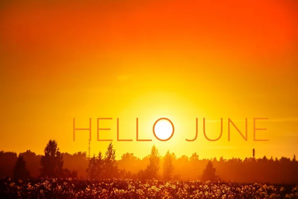Banner Hello juni. Tekst op de foto. Tekst Hello June. Nieuwe maand. Nieuwe seizoen. Zomermaand. Tekst bij zonsondergang foto. — Stockfoto