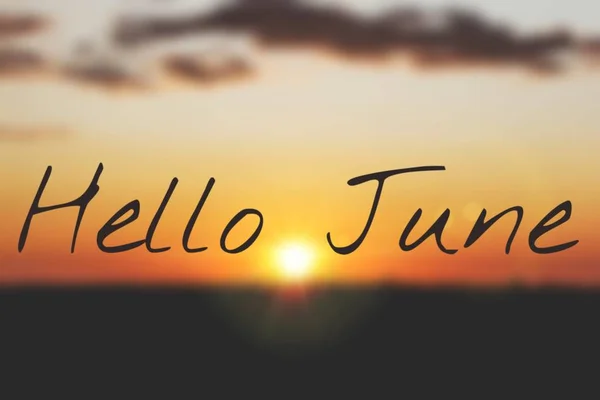 Banner hola June. Texto en la foto. Texto hola junio. Un mes nuevo. Nueva temporada. Mes de verano. Texto sobre la foto del atardecer . — Foto de Stock