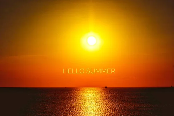 Witaj letni sztandar. Tekst na zdjęciu. Tekst Hello Summer. Nowy miesiąc. Nowy sezon. Letnich. Tekst na zdjęciu zachód słońca. Letni zachód słońca. — Zdjęcie stockowe