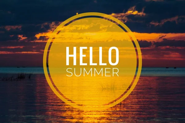 Γεια σου, καλοκαιρινό πανό. Κείμενο στη φωτογραφία. Χαιρέτα το καλοκαίρι. Καινούργιος μήνας. Νέα σεζόν. Καλοκαίρι. Κείμενο στο ηλιοβασίλεμα της φωτογραφίας. Καλοκαιρινό ηλιοβασίλεμα. — Φωτογραφία Αρχείου