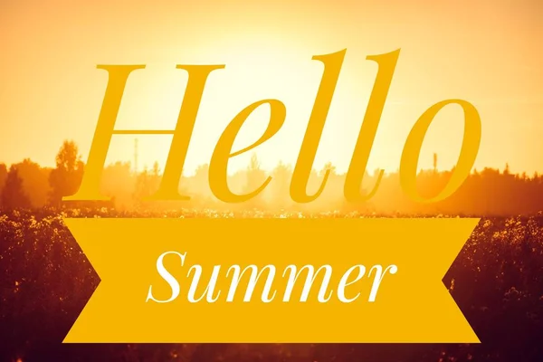 Hello Summer banner. Text på fotot. Text Hello Summer. Ny månad. Ny säsong. Sommaren. Text på foto solnedgång. Sommar solnedgång. — Stockfoto