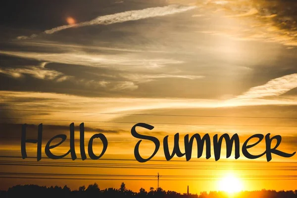 Hallo Sommer Banner. Text auf dem Foto. Text hallo Sommer. neuen Monat. Neue Saison. Sommer. Text auf Foto Sonnenuntergang. Sommersonnenuntergang. — Stockfoto