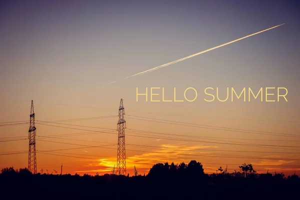 Hallo Sommer Banner. Text auf dem Foto. Text hallo Sommer. neuen Monat. Neue Saison. Sommer. Text auf Foto Sonnenuntergang. Sommersonnenuntergang. — Stockfoto