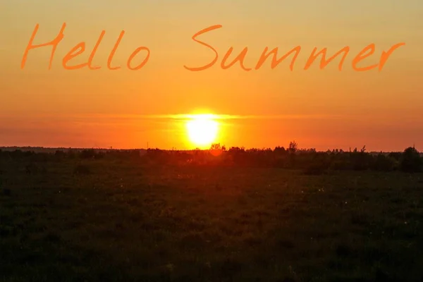 こんにちは夏のバナー。写真のテキスト。テキストこんにちは夏。新しい月。新しい季節。夏。写真の夕日のテキスト。夏の夕焼け. — ストック写真