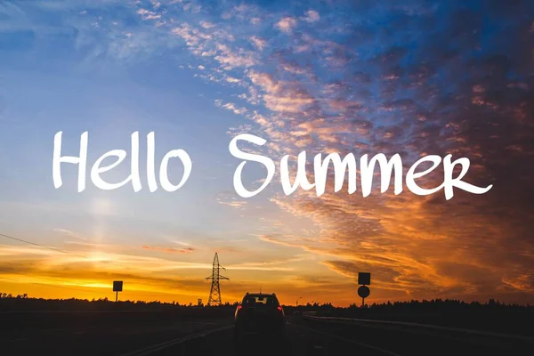 Hello Summer banner. Text på fotot. Text Hello Summer. Ny månad. Ny säsong. Sommaren. Text på foto solnedgång. Sommar solnedgång. — Stockfoto