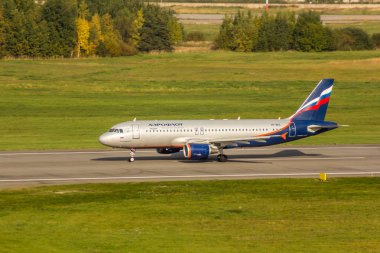 Havaalanında ki uçak. Toplu taşıma. İnsanların taşınması. Rusya, St. Petersburg, Pulkovo Havaalanı 28 Eylül 2017