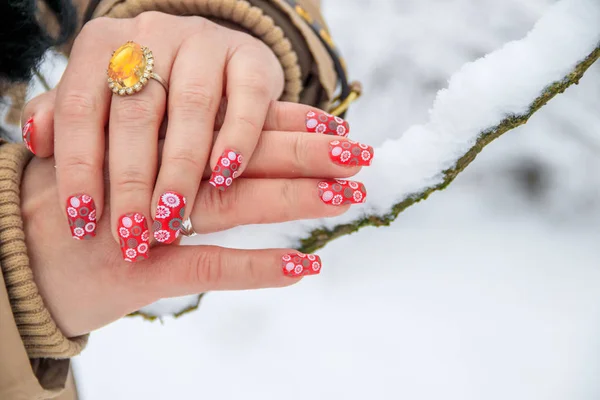 Vrouwelijke Handen Met Rode Manicure Sneeuw Achtergrond Van Sneeuw — Stockfoto