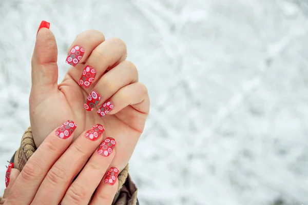 Vrouwelijke Handen Met Rode Manicure Sneeuw Achtergrond Van Sneeuw — Stockfoto