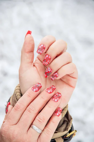 Vrouwelijke Handen Met Rode Manicure Sneeuw Achtergrond Van Sneeuw — Stockfoto