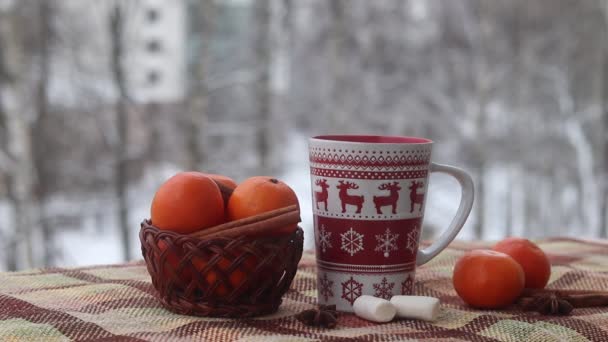 El vapor de la taza en invierno. Video de vapor proveniente de la taza . — Vídeo de stock