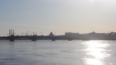 eriyen buz ile akan nehir, bahar video