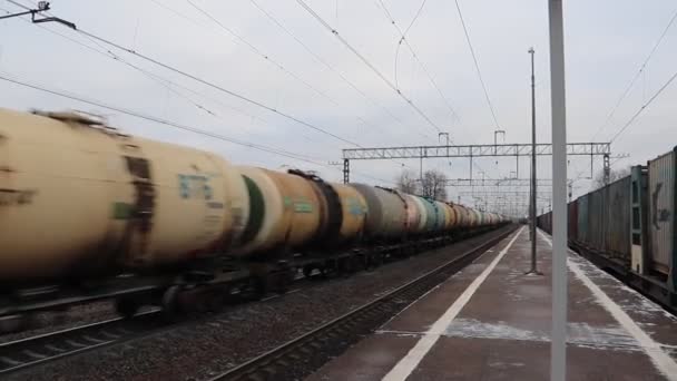 A kocsik vasúton mennek. Videó sok autó. . Oroszország, Leningrad régió, a falu csapatok november 2018 — Stock videók