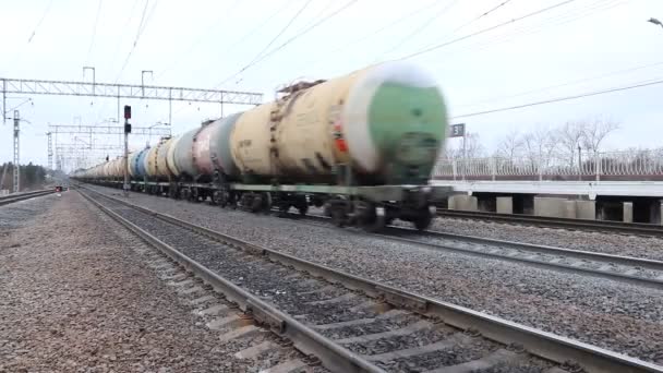 Los carruajes van por ferrocarril. Video de un montón de coches. .. Rusia, región de Leningrado, el pueblo de las tropas noviembre 2018 — Vídeos de Stock