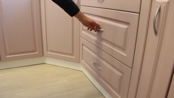 Abrindo e fechando a gaveta com fechos. Móveis de cozinha. Caixas para pratos. .. Rússia São Petersburgo 16 de junho de 2018 — Vídeo de Stock