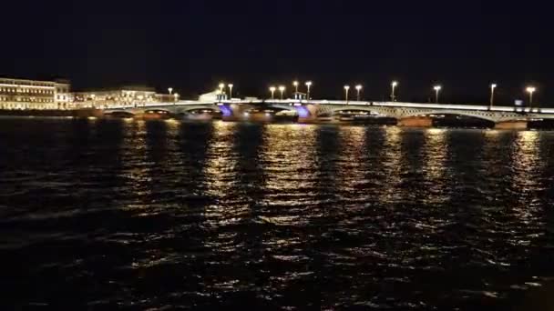 Rivier de Neva 's nachts. Video golven op de rivier. Night Summer City. — Stockvideo