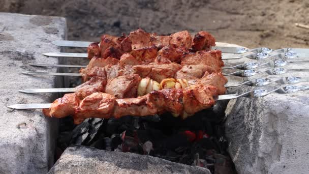 在烤肉串上未煮熟的肉的特写 — 图库视频影像