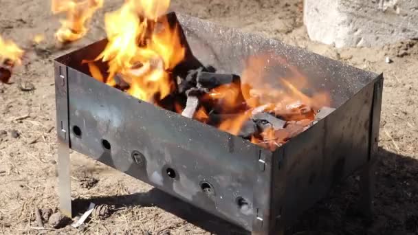 그릴에서 석탄을 태우는 닫습니다 — 비디오