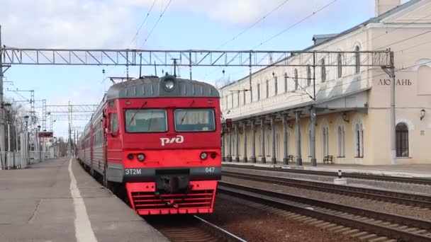 火车在铁轨上行驶 俄罗斯火车秋天 俄罗斯 列宁格勒地区 2018年11月18日 — 图库视频影像