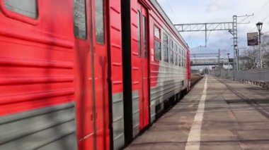 Tren raylar üzerinde hareket ediyor. Rus treni. Sonbahar. Rusya, Leningrad bölgesi, 18 Kasım 2018