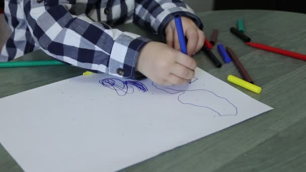 Porträt Eines Entzückenden Kleinen Jungen Der Mit Buntstiften Zeichnet — Stockvideo