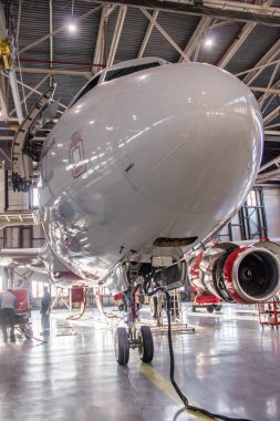 Uçak hangarı. Havayolu Rusya. Uçak toplamak. Yeni uçak. Pulkovo Airport resmi tespiti, St. Petersburg Rusya 28 Kasım 2018