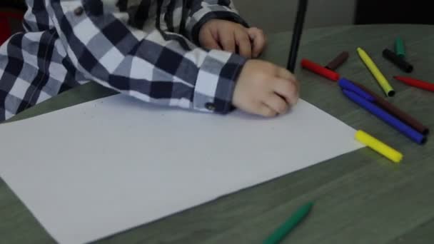 Porträtt Bedårande Liten Pojke Ritning Med Färgpennor — Stockvideo