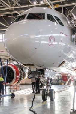 Uçak hangarı. Havayolu Rusya. Uçak toplamak. Yeni uçak. Pulkovo Airport resmi tespiti, St. Petersburg Rusya 28 Kasım 2018