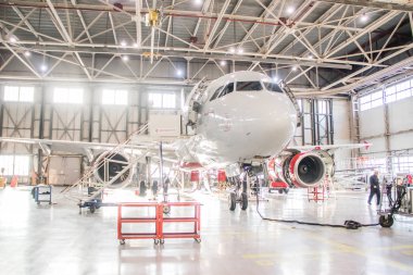 Uçak hangarı. Havayolu Rusya. Uçak toplamak. Yeni uçak. Pulkovo Airport resmi tespiti, St. Petersburg Rusya 28 Kasım 2018