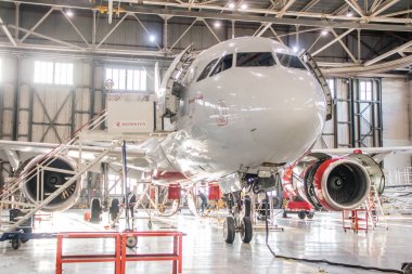 Uçak hangarı. Havayolu Rusya. Uçak toplamak. Yeni uçak. Pulkovo Airport resmi tespiti, St. Petersburg Rusya 28 Kasım 2018