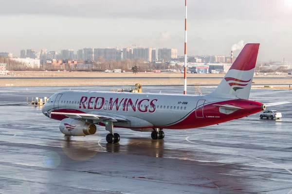 Avion Aéroport Prépare Pour Vol Avion Passagers Airline Red Wings — Photo