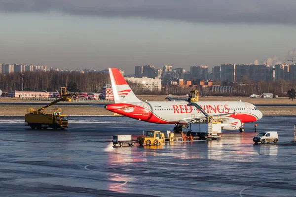 Avion Aéroport Prépare Pour Vol Avion Passagers Airline Red Wings — Photo