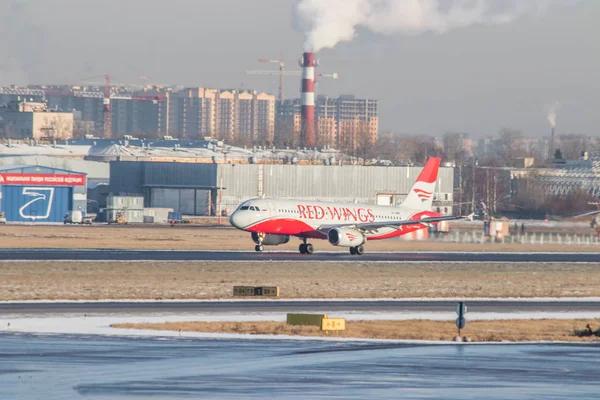 Pesawat Bandara Bersiap Untuk Penerbangannya Penumpang Pesawat Airline Red Wings — Stok Foto