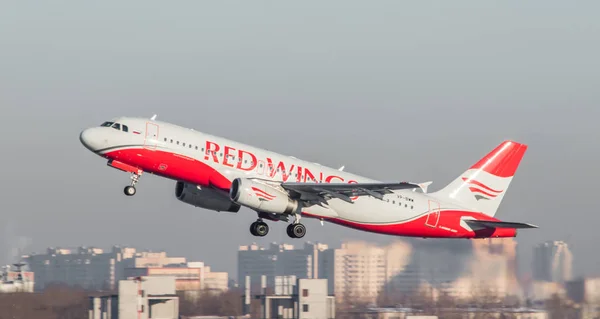 Havaalanında ki uçak. Uçuşa hazırlanıyorum. Yolcu uçağı. Havayolu Red Wings. Sonbahar. Pulkovo Airport resmi tespiti, St. Petersburg Rusya 28 Kasım 2018