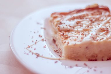 Bir tabakta yoğunlaştırılmış süt ile süzme peynir güveç. Süzme peynirden pişirme. Kahvaltı