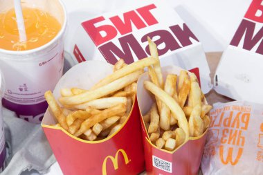 Mccombo, fast food. Koca Mac, patates kızartması ve limonata. Doğru beslenme değil. İzole yemek. Büyük haşhaş beyaz arka plan üzerinde izole. Rusya Leningrad bölgesi, Gatchina 5 Mart 2019