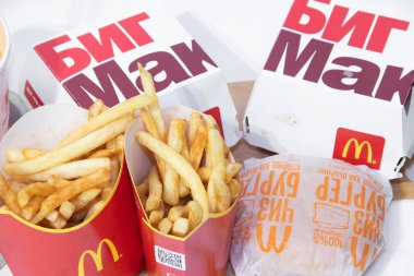 Mccombo, fast food. Koca Mac, patates kızartması ve limonata. Doğru beslenme değil. İzole yemek. Büyük haşhaş beyaz arka plan üzerinde izole. Rusya Leningrad bölgesi, Gatchina 5 Mart 2019