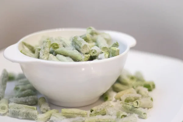 白い皿に冷凍緑豆 健康的な栄養 緑の野菜調理の準備 冷凍野菜 — ストック写真
