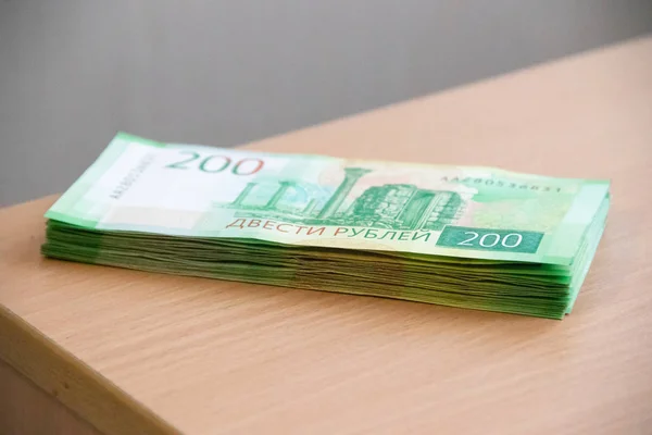 Uma Pilha Dinheiro Mesa Dinheiro Russo Rússia Gatchina Fevereiro 2019 — Fotografia de Stock