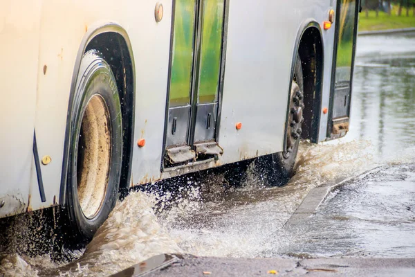 Spritzwasser Auf Der Straße Aus Dem Auto Sommerregen Pfützen Auf — Stockfoto