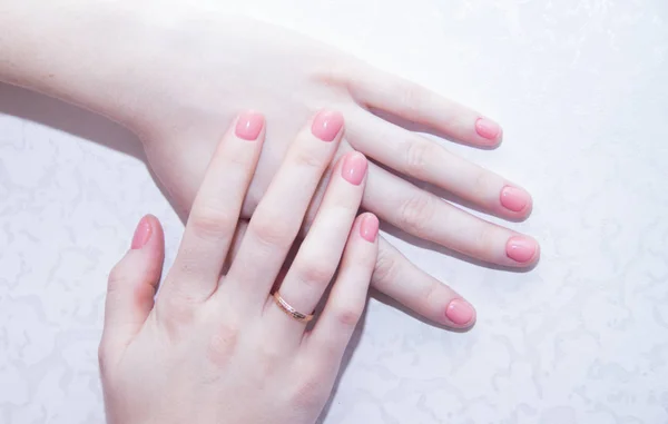 Roze Effen Kleur Manicure Vrouwelijke Handen Zachte Manicure Gel Polish — Stockfoto