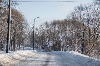 Kış yolunun manzarası. Yol boyunca karlı ağaçlar. Kış yolculuğu 