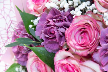 Pembe güllü buket. Güzel taze çiçekler