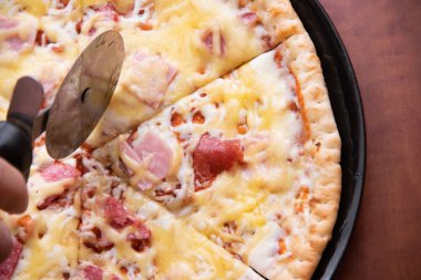 bir tabak ve pizza bıçak üzerinde lezzetli pizza. Abur cubur