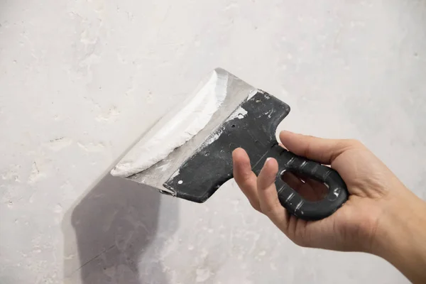 Mannelijke Hand Met Een Spatel Aanbrengen Putty Muur Appartement Reparatie — Stockfoto