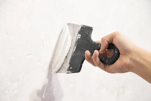 Mannelijke Hand Met Een Spatel Aanbrengen Putty Muur Appartement Reparatie — Stockfoto