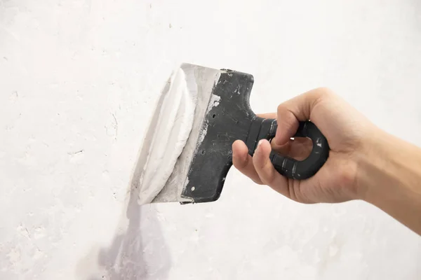 Mannelijke Hand Met Een Spatel Aanbrengen Putty Muur Appartement Reparatie — Stockfoto
