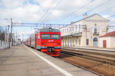 Platformda kırmızı Rus treni. Toplu taşıma. Rusya, Leningrad bölgesi Lyuban - 24 Mart 2019