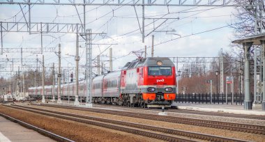 Platformda Rus lokomotifi var. Toplu taşıma. Rusya, Leningrad region, Lyuban - 24 Mart 2019