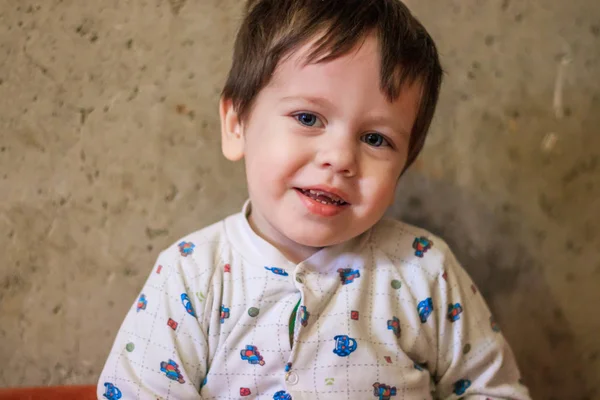 Porträt Eines Niedlichen Kleinen Jungen Vor Dem Hintergrund Einer Betonmauer — Stockfoto